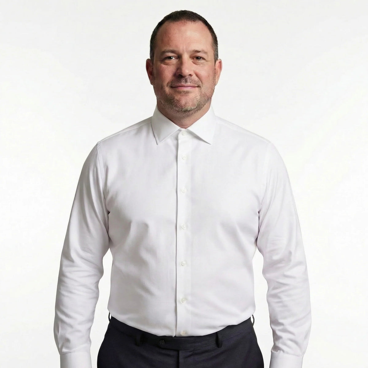 Montelven Glatt white wrinkle-free shirt on model