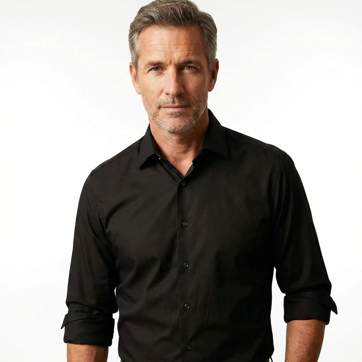 Montelven Glatt black wrinkle-free shirt on model