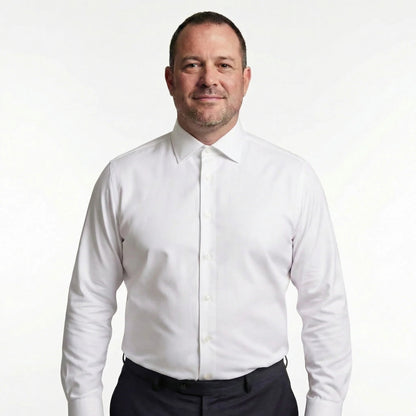 Montelven Glatt white wrinkle-free shirt on model